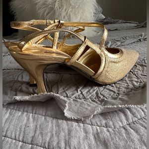 Apostrophe Excellent condition - gold sandal.